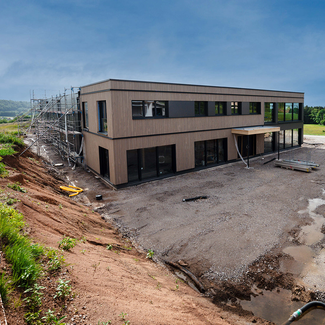 Neubau des Fimensitzes in Rickenbach; helle Büroräume, neue Ausstellungsräume und große Werkstatt