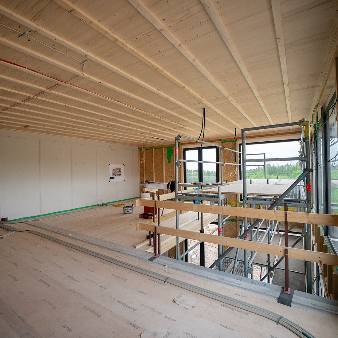 Neubau des Fimensitzes in Rickenbach; helle Büroräume, neue Ausstellungsräume im Rohbau