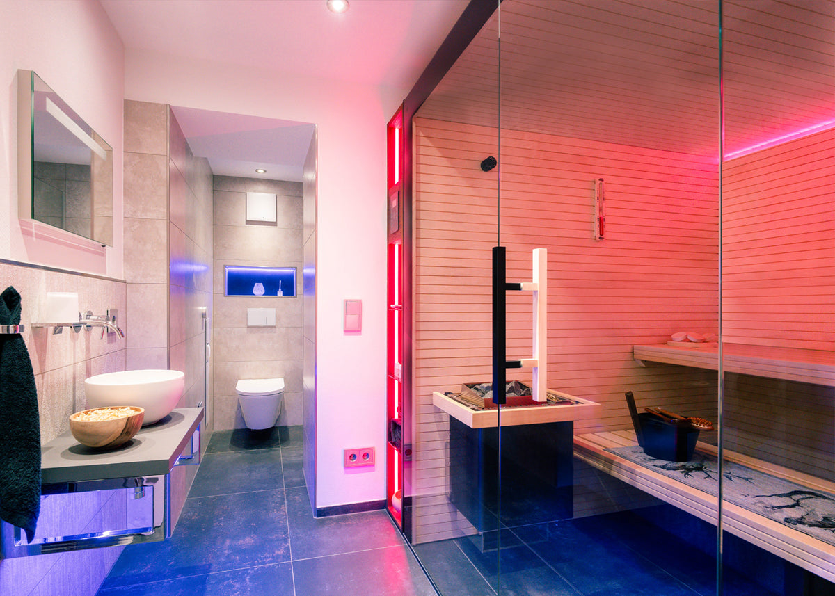 Private Sauna in Badezimmer mit Hirschmotiv, Farblicht und Infrarotsitz