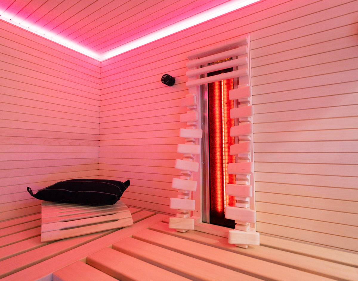 Private Sauna in Badezimmer mit Hirschmotiv, Farblicht und Infrarotsitz