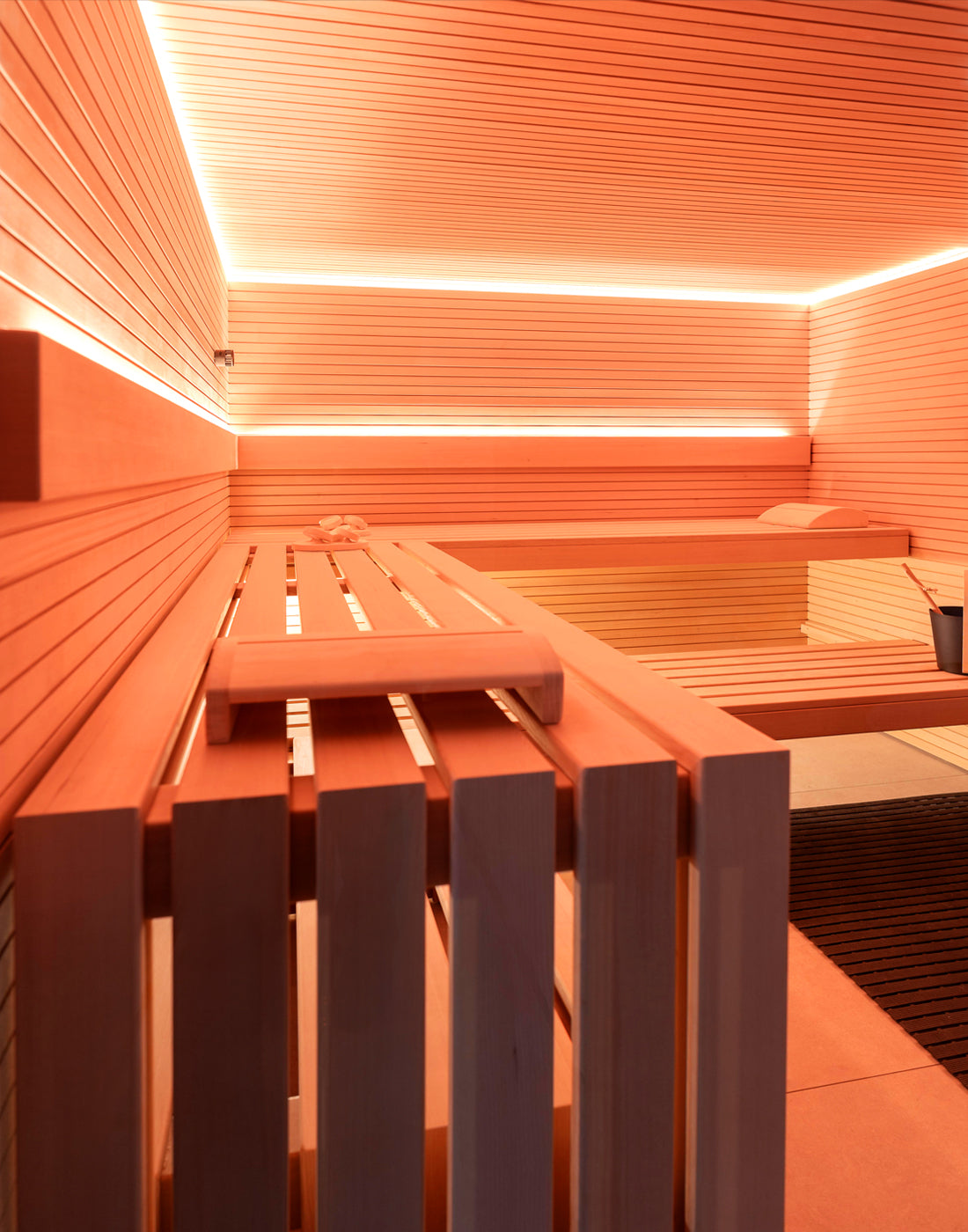 Referenzen im privaten Bereich, moderne Sauna im Kellergeschoss mit Lichtakzenten