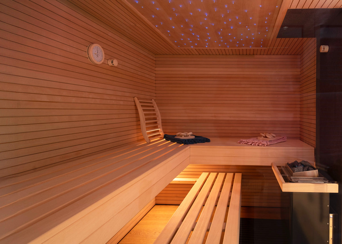 Private Sauna mit Sternenhimmel und Steinplatte am Saunaofen, in Bözberg.