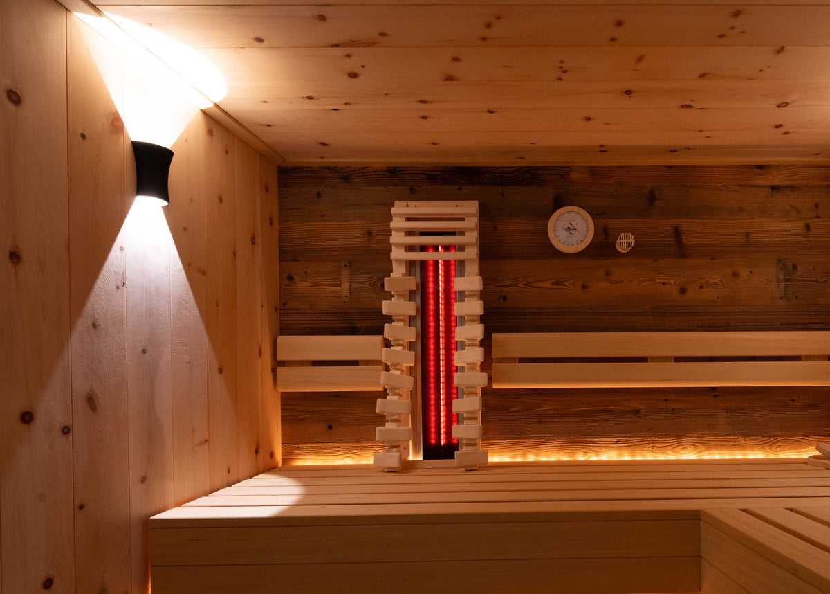 Saunaausstattung, Sauna mit Altholzwand, Infrarotsitzplatz, Lichteffekte